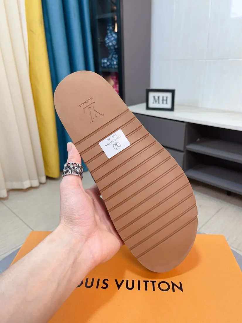 Men's shoes💰300🌹🌹【LV】Multi-color new men's slippers, original top quality version, original special cowhide ostrich embossed➕sheepskin on the inside and sides, non-slip combined sole, more stable walking, more comfortable and lightweight, high-end and generous, size: 38~44